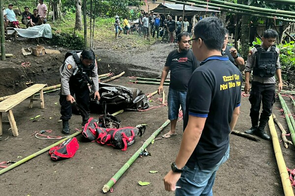 Digerebek Polisi, Para Pelaku Judi Sabung Ayam di Kota Bitung Lari Kocar – kacir