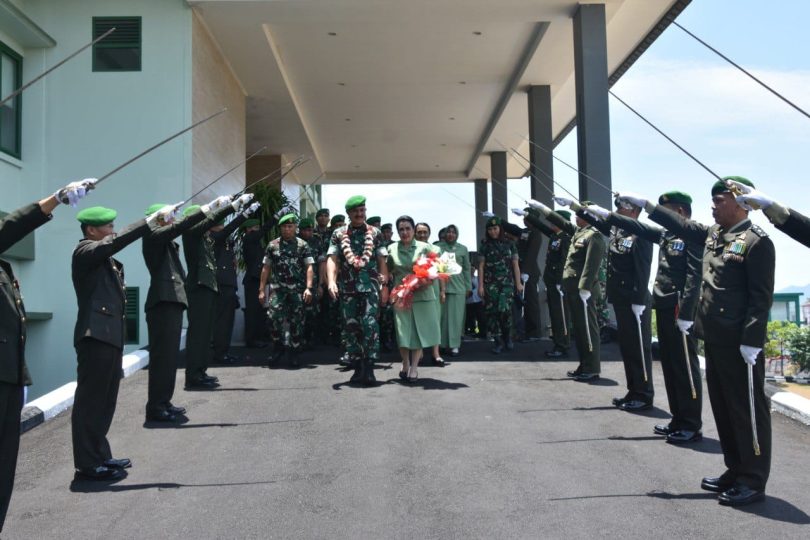 Letjen TNI Alfret Denny D. Tuejeh Resmi Dilepas Oleh Prajurit Kodam XIII/Merdeka