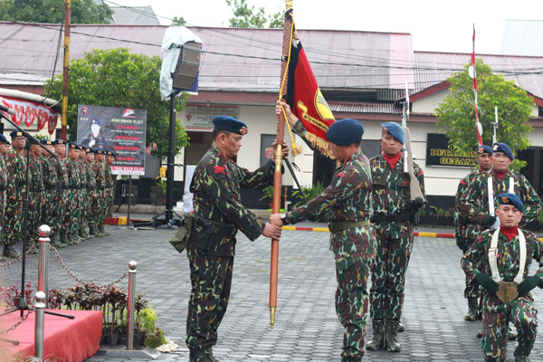 Kombes Pol Brury Serahkan Dhuaja Satbrimob Polda Sulut ke Kombes Pol Agung