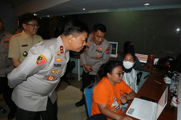 Kunjungi Kantor Walikota Manado, Kapolda Pantau Kota Melalui CCTV dan Cek Ruangan Command Center