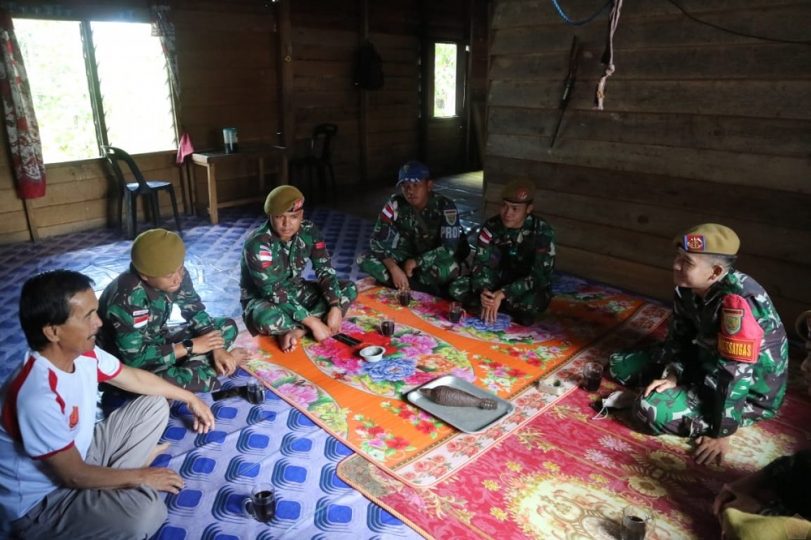 Seorang Warga Desa Trang Baru Serahkan Temuan Mortir ke Satgas Pamtas RI-Malaysia Yonarhanud 12/SBP