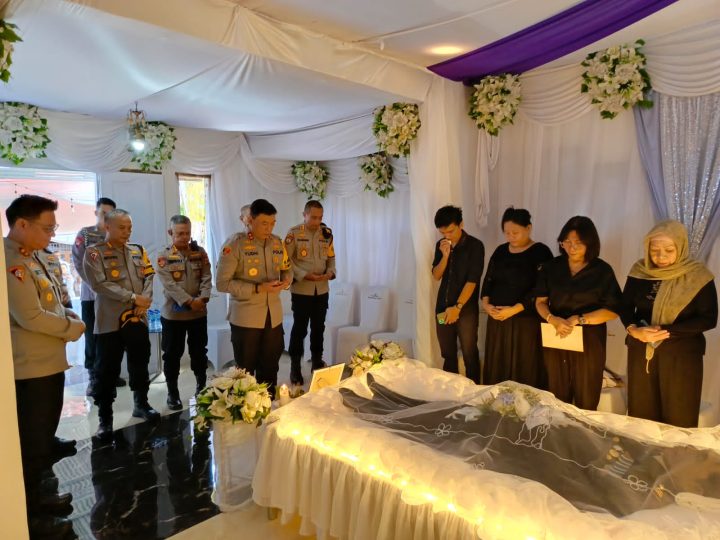 Kapolda Sulut dan Kapolres Tomohon Melayat ke Rumah Duka Almarhum AKP Andrianus Y Untu