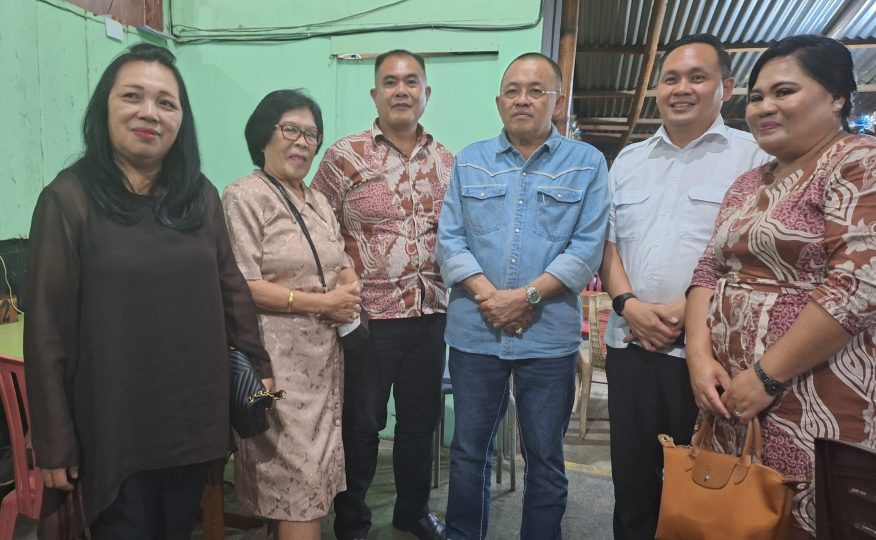 WL-MM Sambangi Rumah Kopi Hok Lae Tomohon,Warga Berebut Minta Foto
