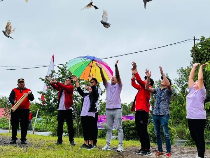 Pelepasan burung merpati tandai pembukaan kegiatan HUT Jemaat GMIM Efrata Kamasi-Kamasi Satu ke-15