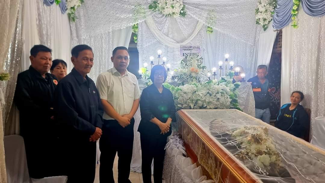 Penatua Michael Mait Sampaikan Duka Cita di Rumah Duka Keluarga Wongkar-Lomboan