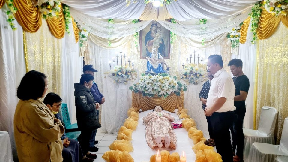 Penatua Michael Mait Doakan Dan Ucapkan Belasungkawa Kepada Keluarga Sumarau-Ngala