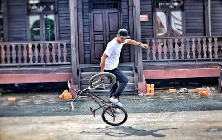 Botay Agata Pukau Penonton di Kick-Off HPN 2025 dengan Aksi Freestyle BMX Spektakuler