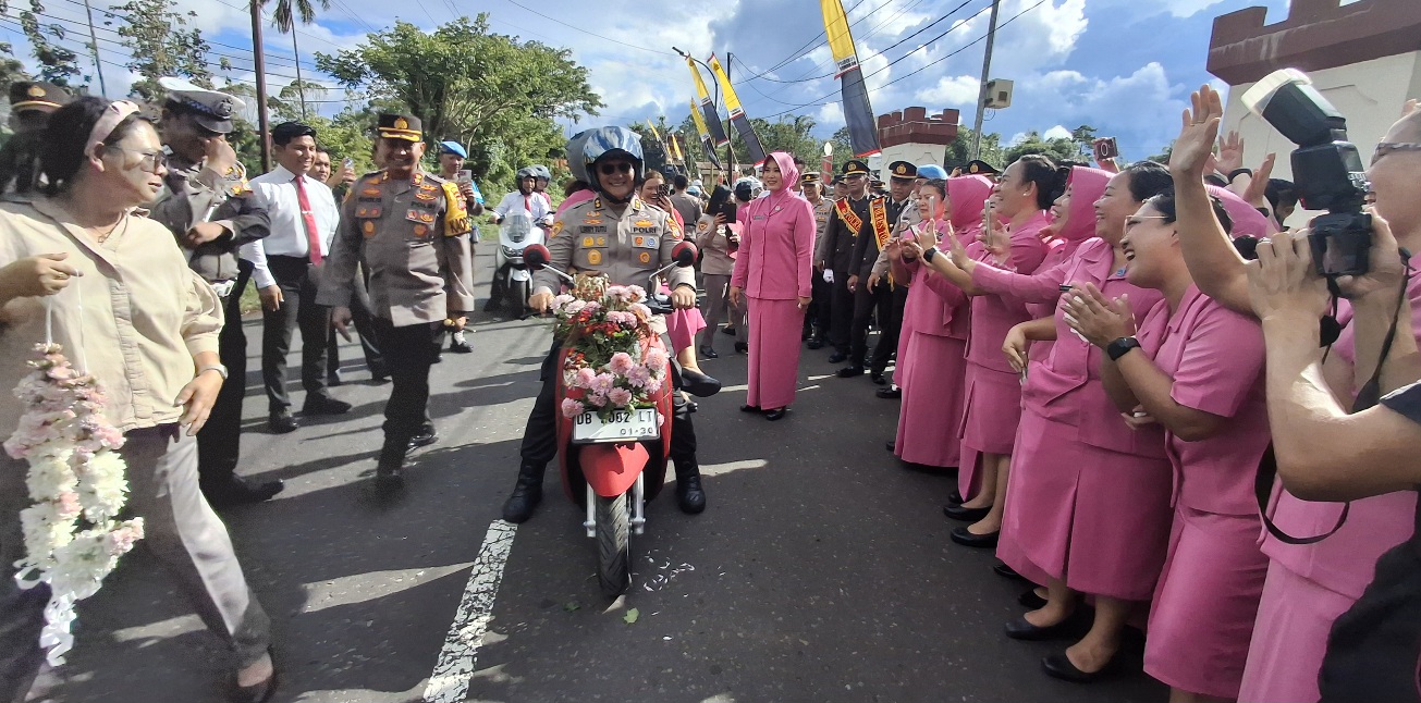 AKBP Lerry Tutu Tinggalkan Polres Tomohon dengan Motor Scoopy