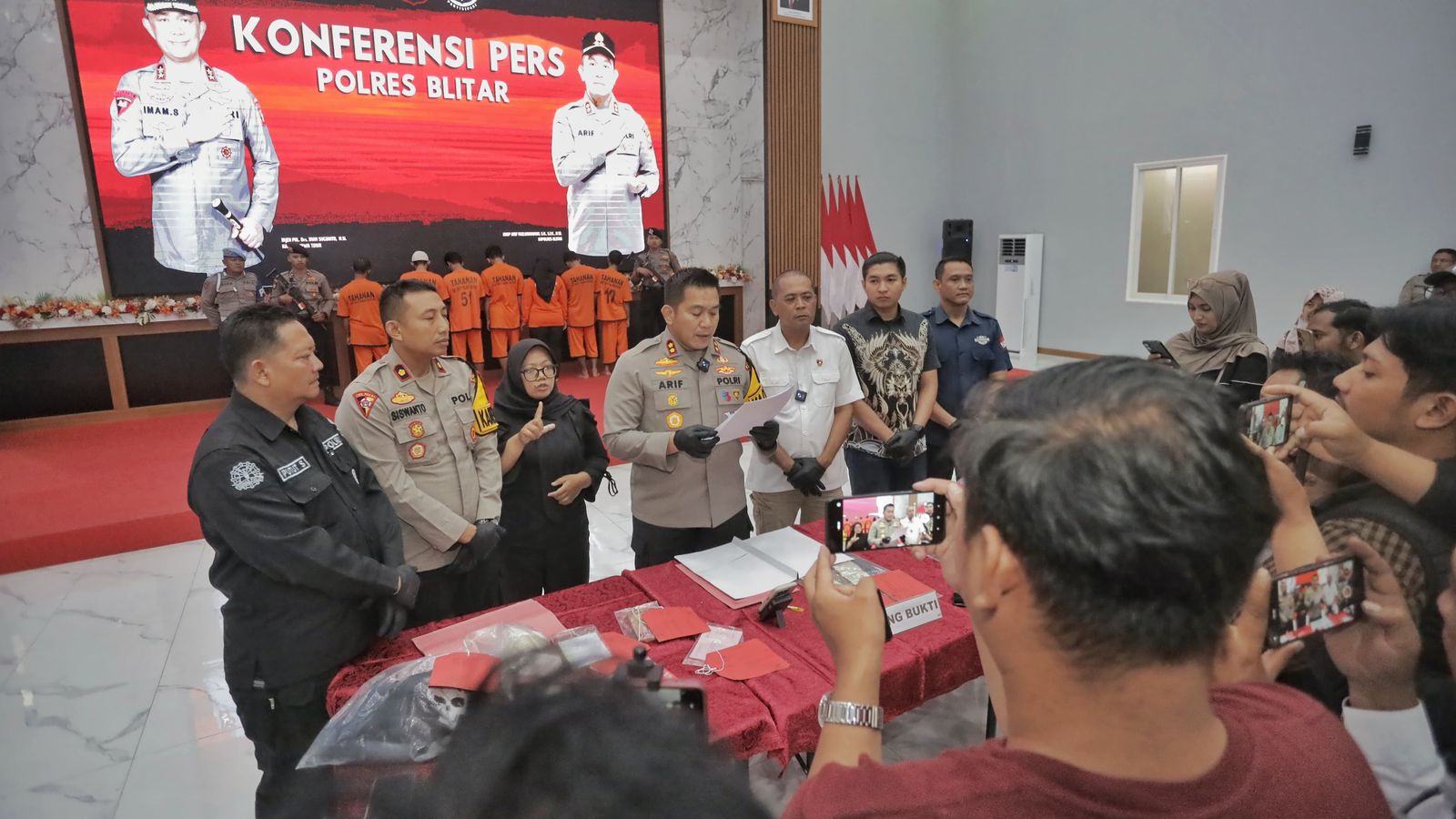 Polres Blitar Tangkap Buruh Kandang Ayam yang Bobol Rumah dan Toko di Selopuro