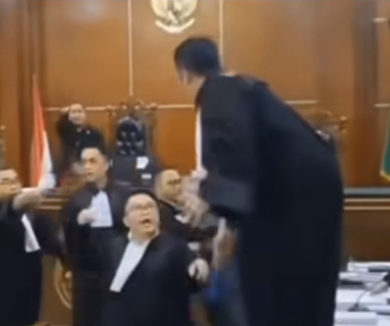 Sidang Ricuh Hotman vs Razman, Pengacara Firdaus Oiwobo Mendadak Viral karena Naik Diatas Meja