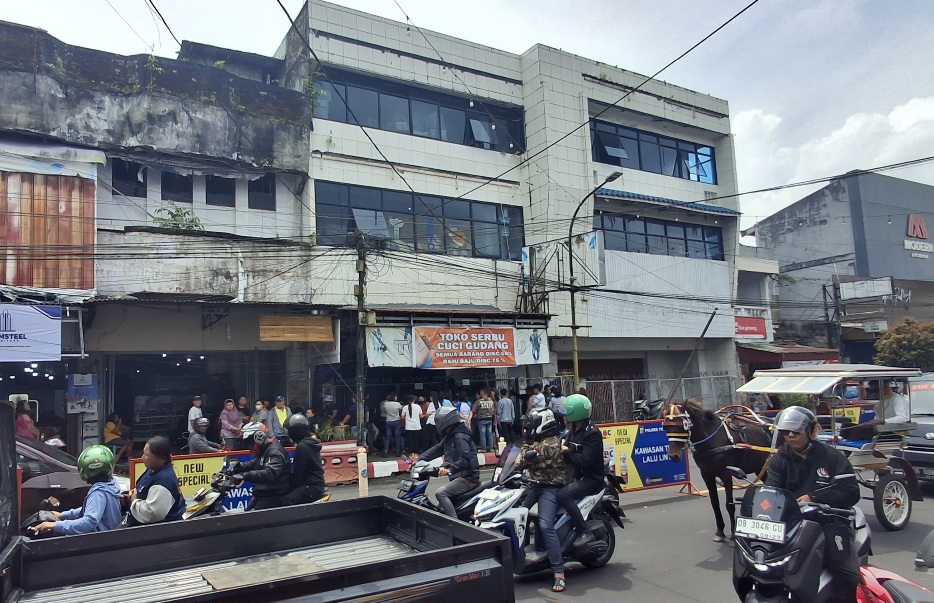 Heboh! Warga Tomohon Serbu Toko Serbu, Ada Apa?