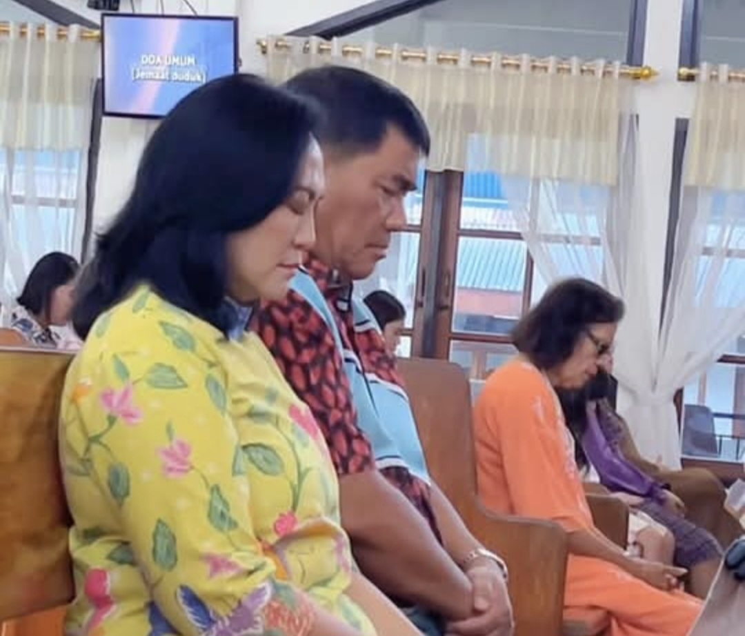 Gubernur Sulut YSK dan Istri Beribadah di GMIM Petra Sario Tumpaan: Teguhkan Iman, Eratkan Kebersamaan