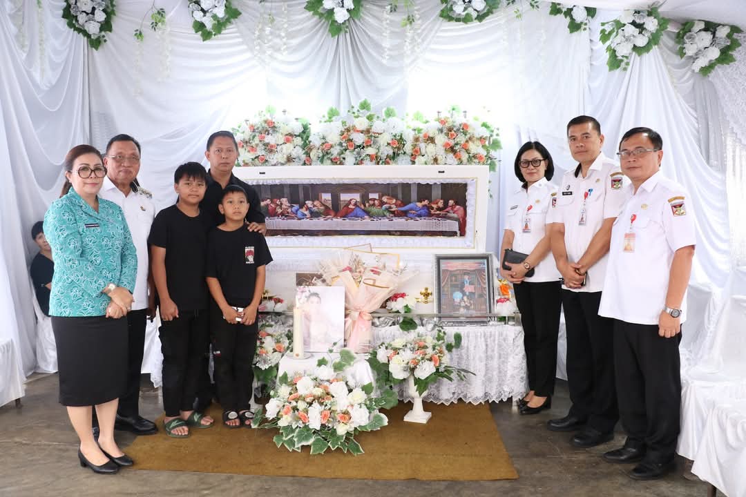 Istri Camat Tombulu Wafat, Bupati RD Hantarkan Penghormatan Terakhir