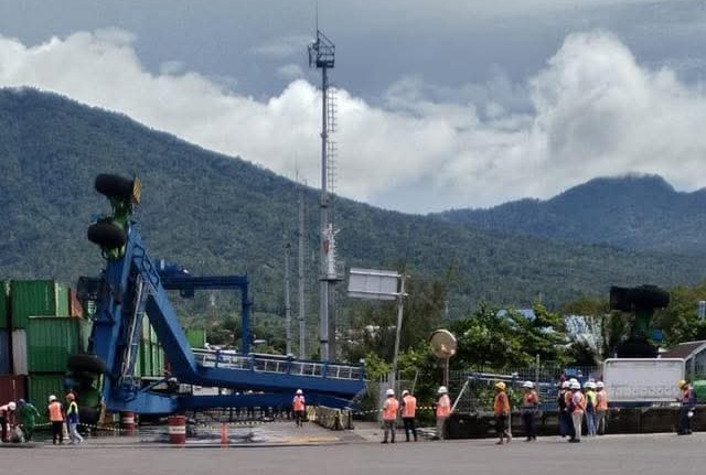 Alat Angkut Kontainer Roboh di Pelabuhan Bitung, Lokasi Dijaga Ketat, Wartawan Dilarang Meliput