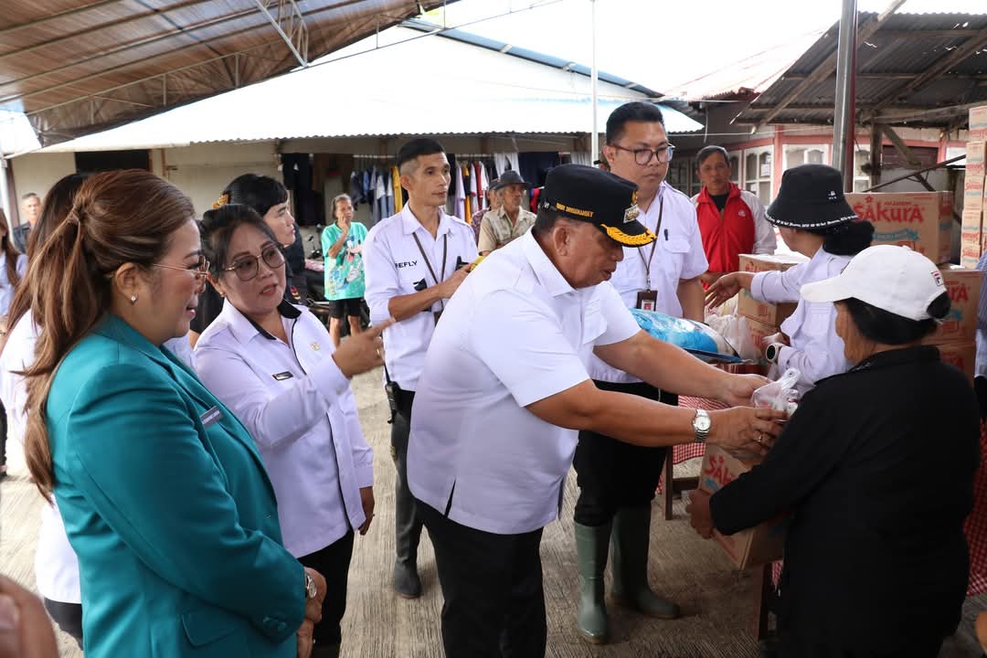 Peduli Warga Terdampak, Bupati Robby Dondokambey Salurkan Bantuan Banjir di Tondano Timur