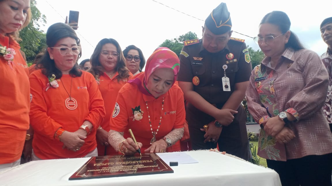 Wabup Minahasa Resmikan Gapura TK dan SD, PPTM Serahkan Fasilitas Penunjang Pendidikan