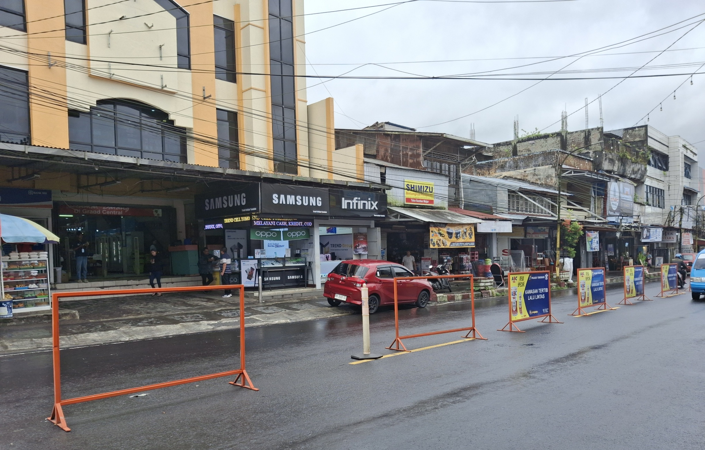 Mirip Jemuran Pakaian, Pembatas Jalan Tomohon Malah Bikin Malu Kota Wisata