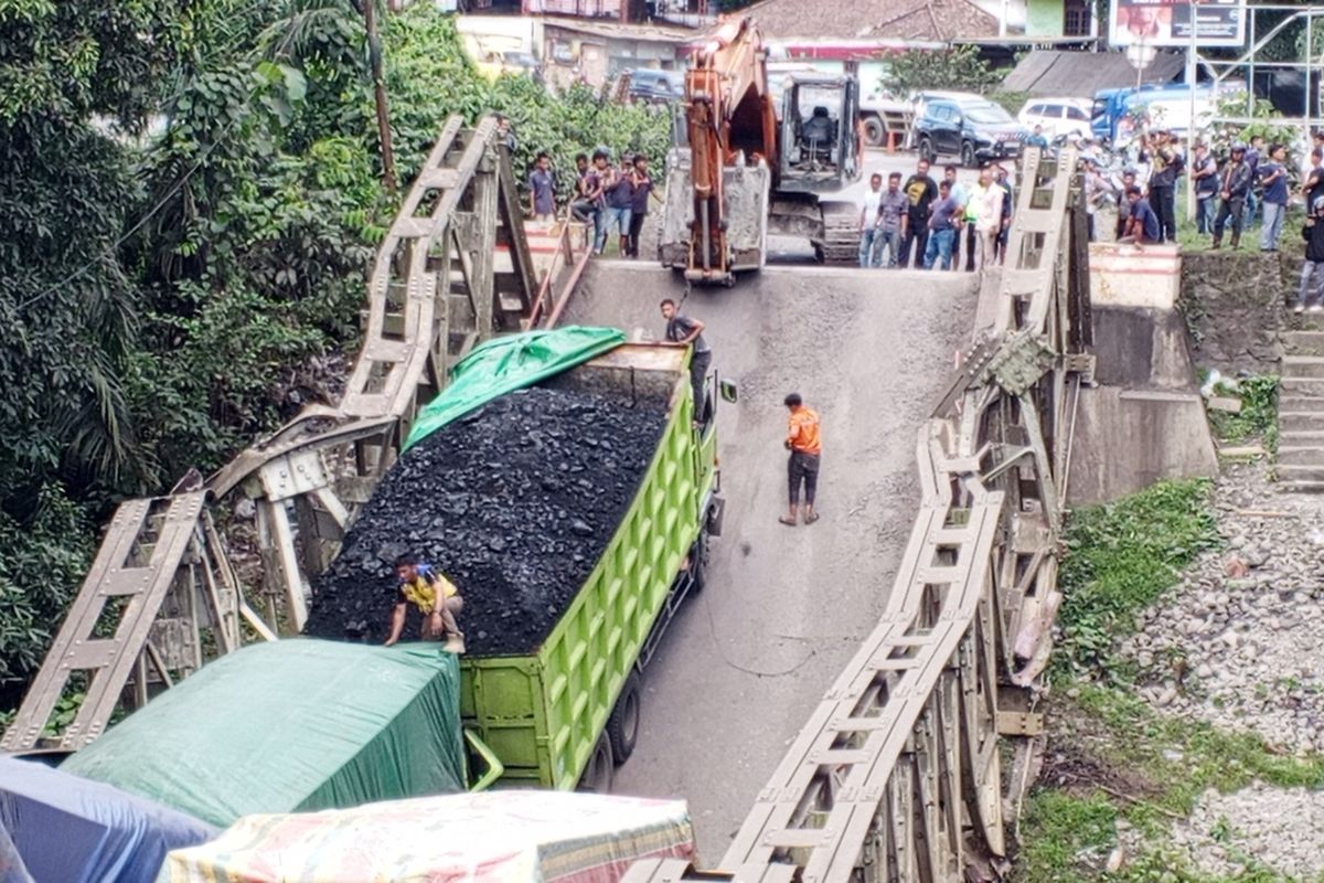 Jembatan Muara Lawai di Lahat Ambruk, Angkutan Batubara Dihentikan Sementara