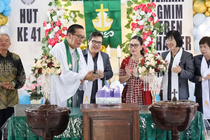 GMIM Eben Haezer Tombasian Bawah Rayakan HUT ke-41 dengan Pentahbisan Gedung Baru