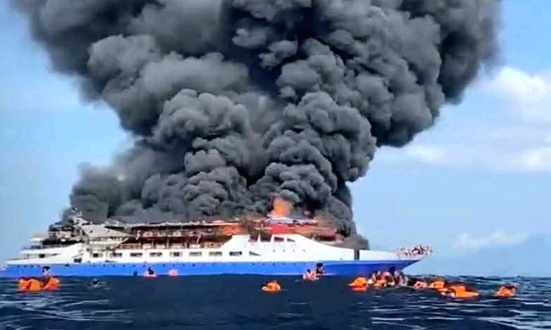 Penumpang KM Barcelona 5 Ungkap Detik-detik Kapal Terbakar: “ABK Lompat Duluan, Kami Tak Diberi Arahan”