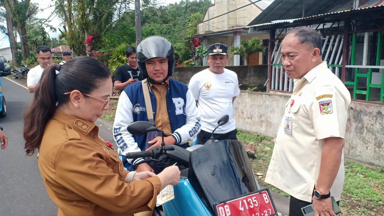 Razia Kendaraan di Langowan, Wabup Vanda Turun Gunung