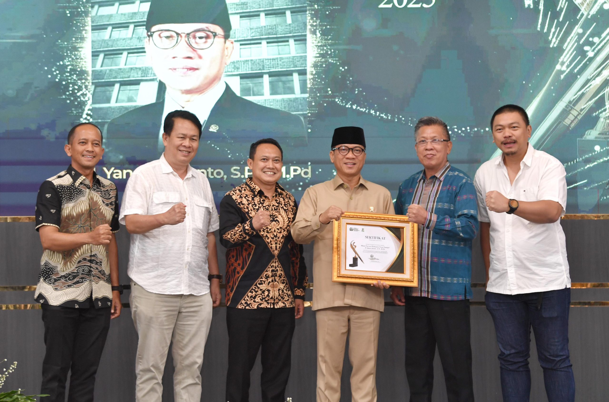 Mendes PDTT Yandri Terima Penghargaan Pena Emas 2025 dari Forum Pimred Nasional