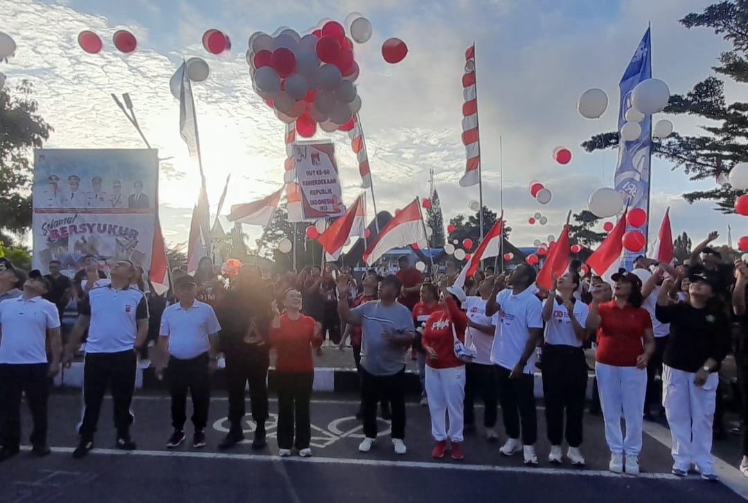 Lautan Warga Ramaikan Jalan Sehat HUT RI di Minahasa