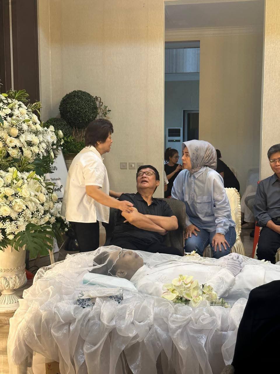 Tatong Bara Melayat di Rumah Duka Keluarga Tanos–Tampi: Ucapkan Belasungkawa Mendalam