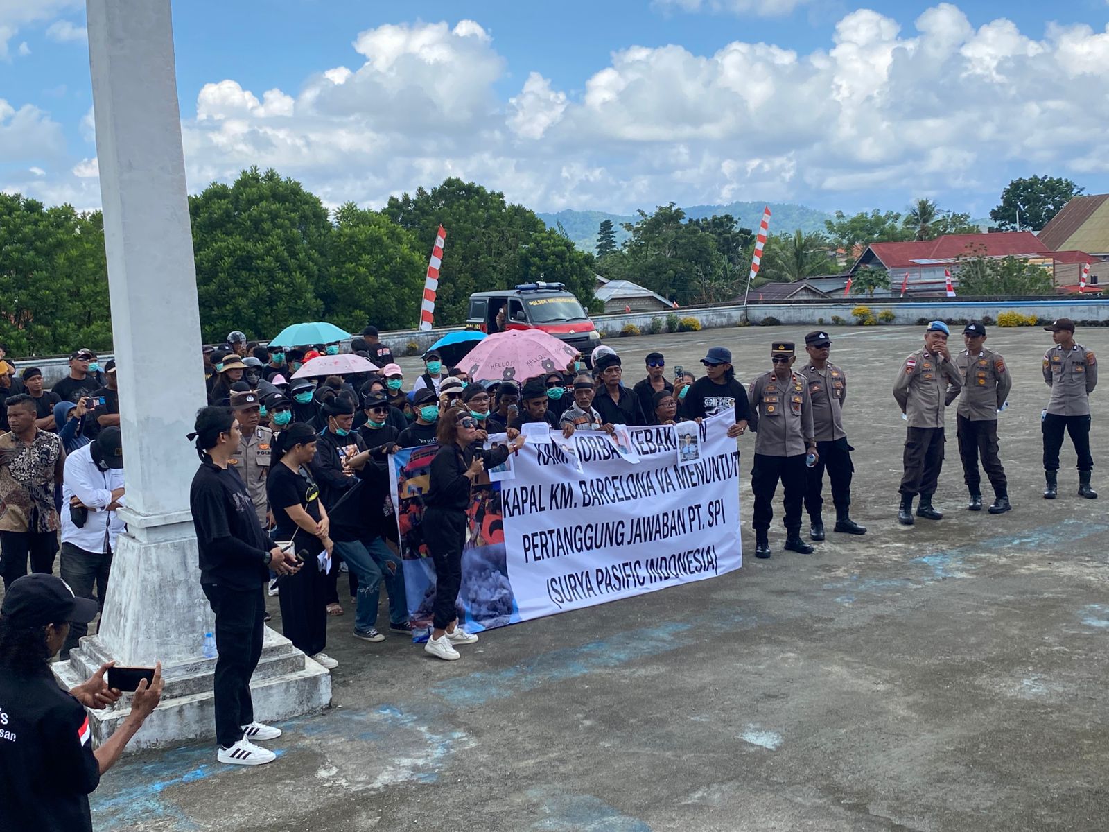 Korban KM Barcelona VA Geruduk Kantor Bupati, Teriakkan Tuntutan Santunan