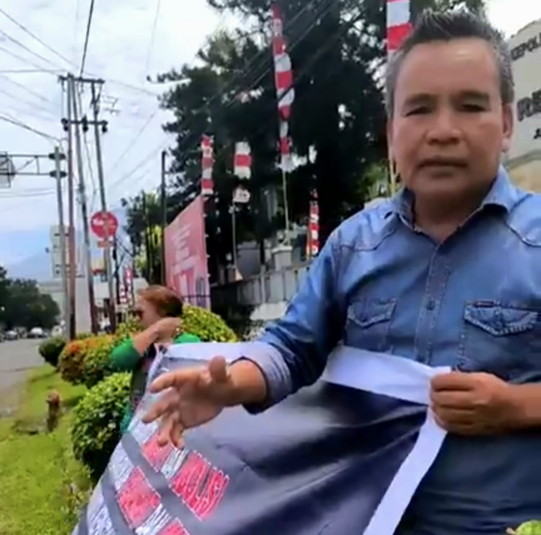 Kasus Tanah Mandek 2 Tahun, Dua Warga Tantang Presiden di Depan Polres Bitung