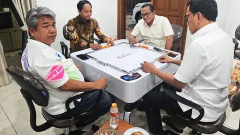 Viral! Dua Menteri Main Domino dengan Eks Tersangka, DPR Bereaksi Keras
