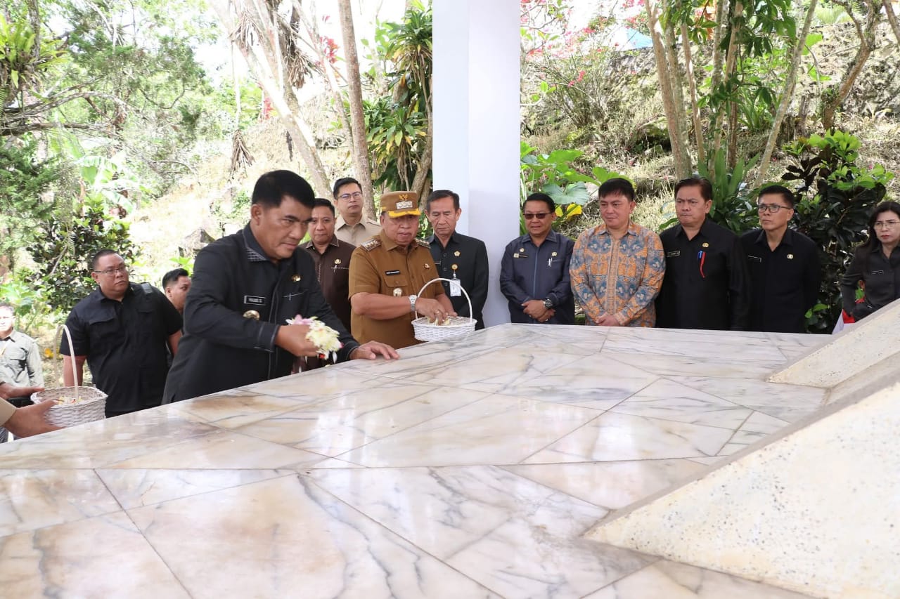 Bupati Minahasa Robby Dondokambey Ikut Ziarah ke Makam Pahlawan Ratulangie pada HUT ke-61 Sulut