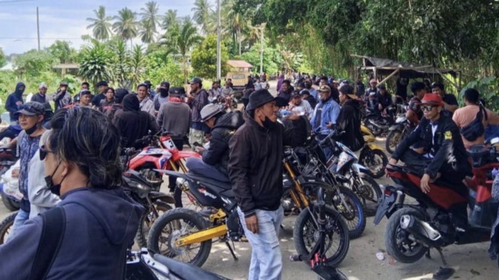 Warga Ratatotok Protes Penutupan Tambang Emas: “Jangan Tutup Tempat Cari Makan Kami”