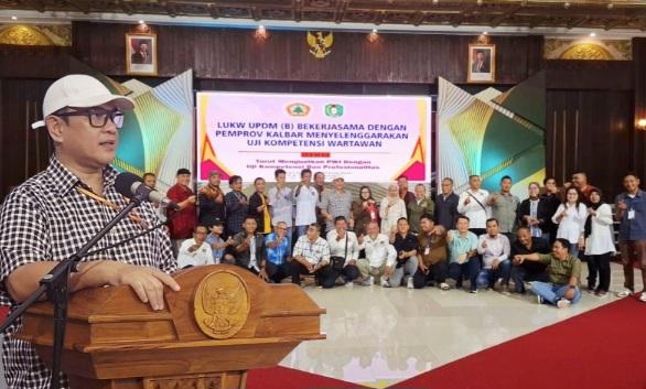 Zulmansyah Sekedang Tutup UKW Kalbar: Wartawan Jangan Cepat Puas