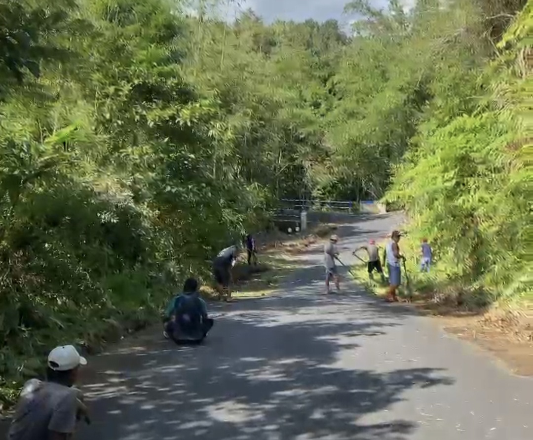 Warga Rambunan Minahasa Gelar Kerja Bakti di Jalan Pinaras Tomohon, Tuai Apresiasi