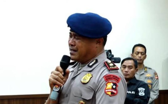 Kompol Cosmas Menangis Usai Dipecat Tak Hormat Kasus Rantis Brimob Lindas Ojol, Netizen Pasang Badan