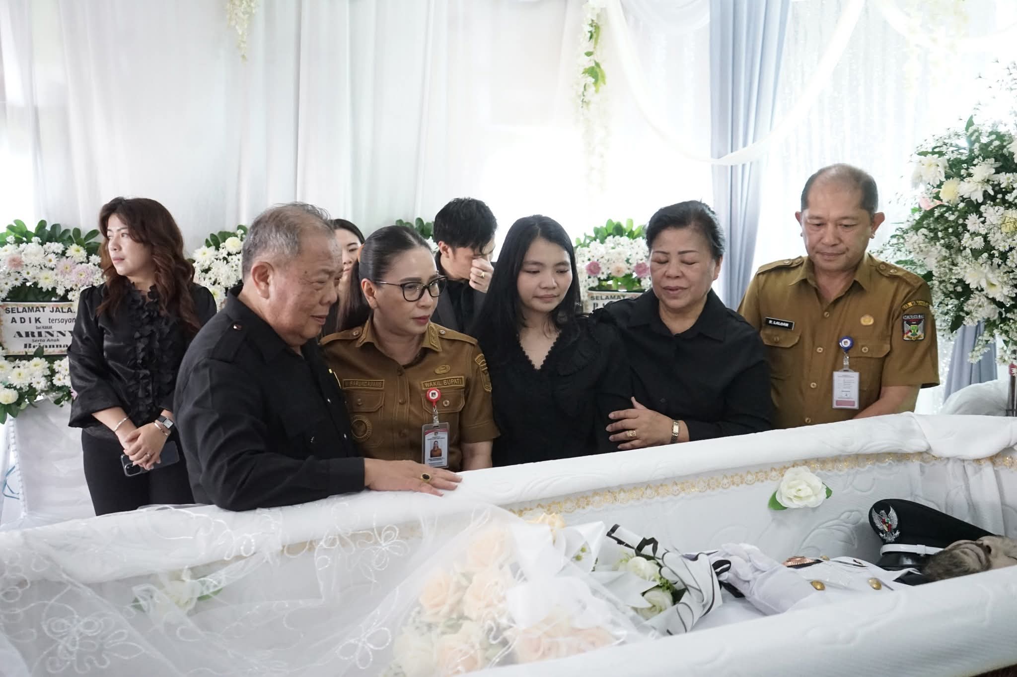 Wabup Vanda Sarundajang Melayat ke Rumah Duka Putra Direktur IPDN Sulut di Tomohon