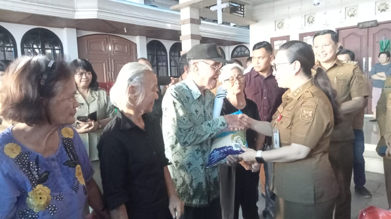Peringati Hari Jadi Minahasa ke-597, Wabup Vanda Sarundajang Serahkan Bantuan Sosial di Kawangkoan