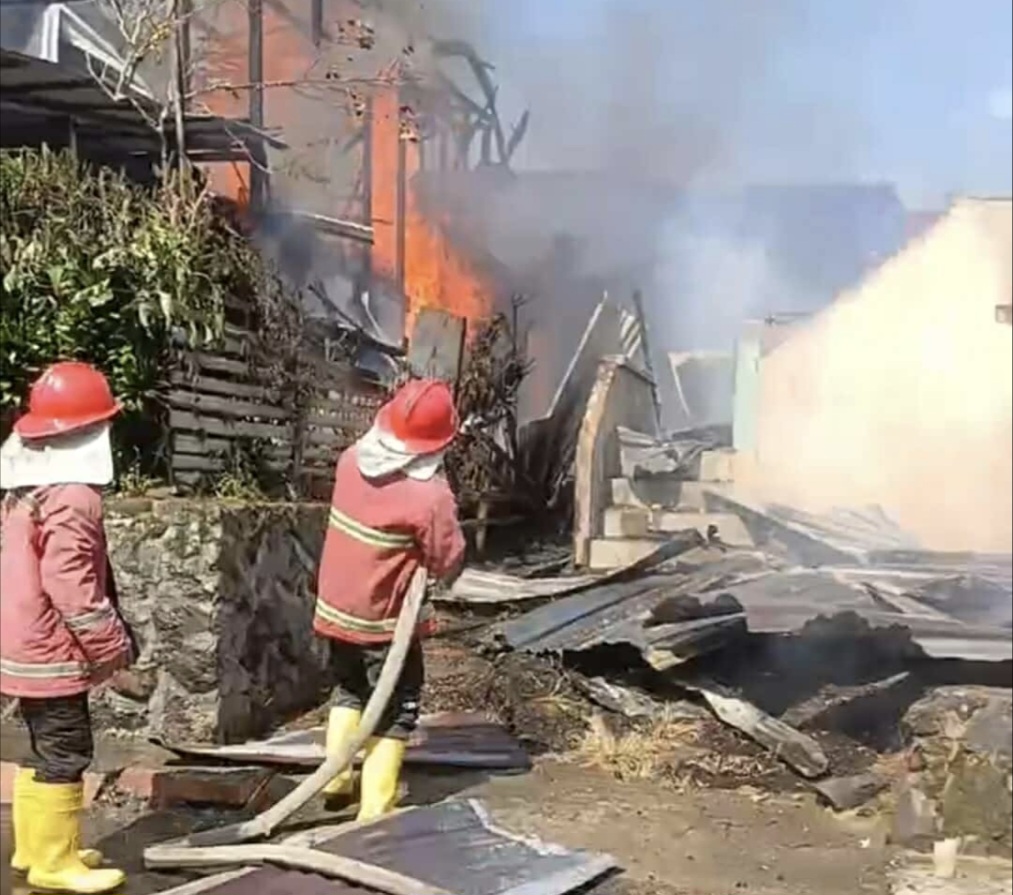 Kebakaran di Kota Tomohon, Dua Rumah Panggung Ludes Terbakar di Lansot
