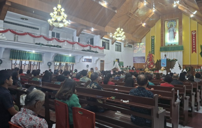Suasana Sukacita Warnai Ibadah Menyambut Natal di GMIM Bait El Kamasi Tomohon