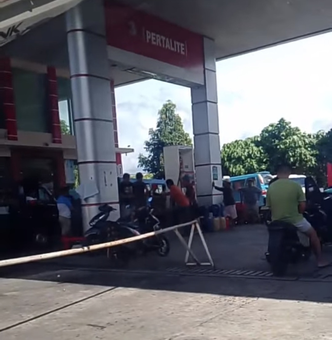 Antrean Galon “Sadis” Kuasai SPBU Amurang, Warga Murka dan Desak Pertamina Bertindak